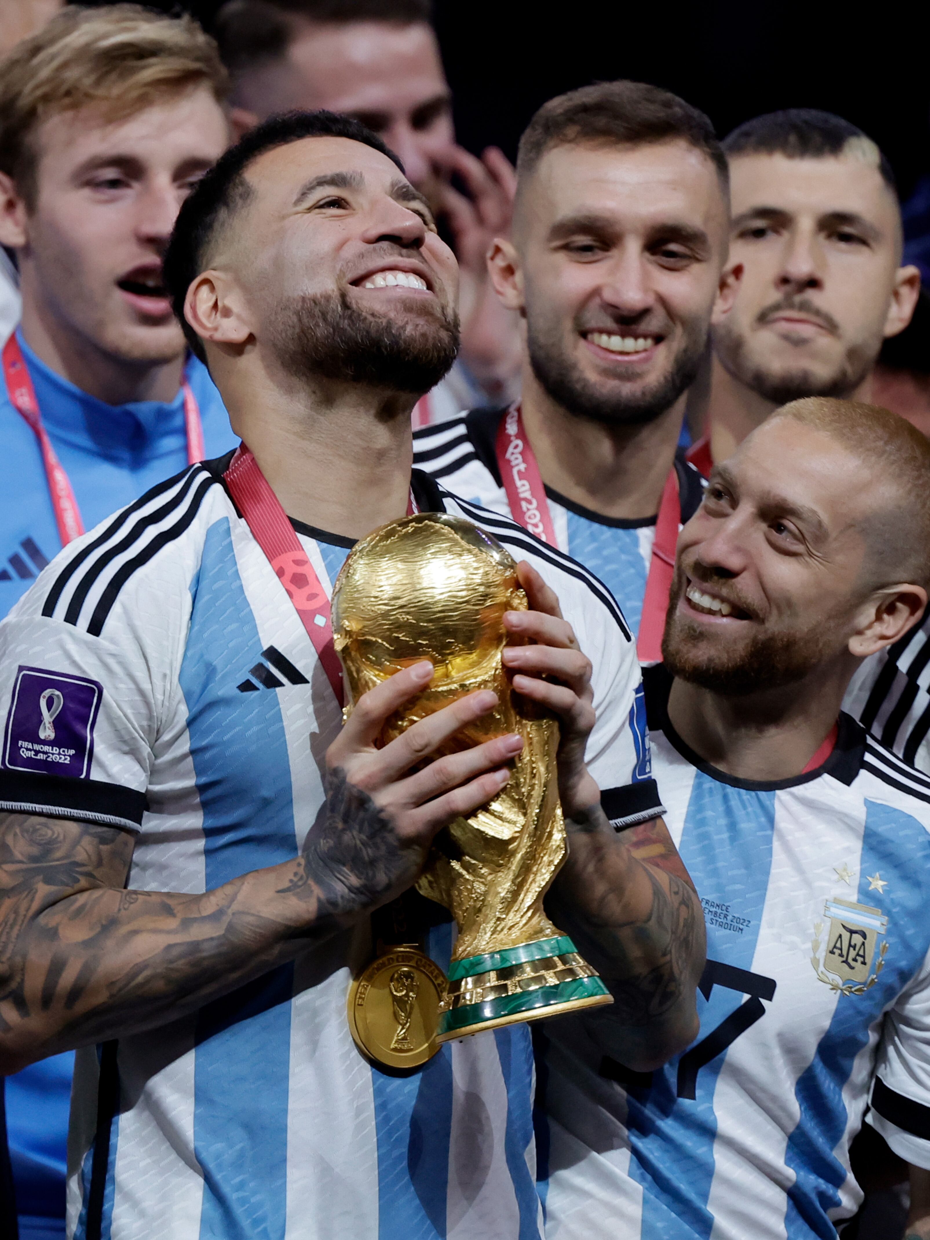 Nicolás Otamendi de Argentina celebra la victoria de la Copa Mundial con el trofeo con Papu Gómez de Argentina, German Pezzella de Argentina Guido Rodríguez de Argentina durante el partido de la Copa Mundial entre Argentina y Francia en el Estadio Lusail el 18 de diciembre de 2022 en la ciudad de Lusail, Qatar (Foto de Eric Verhoeven/Soccrates/Getty Images)