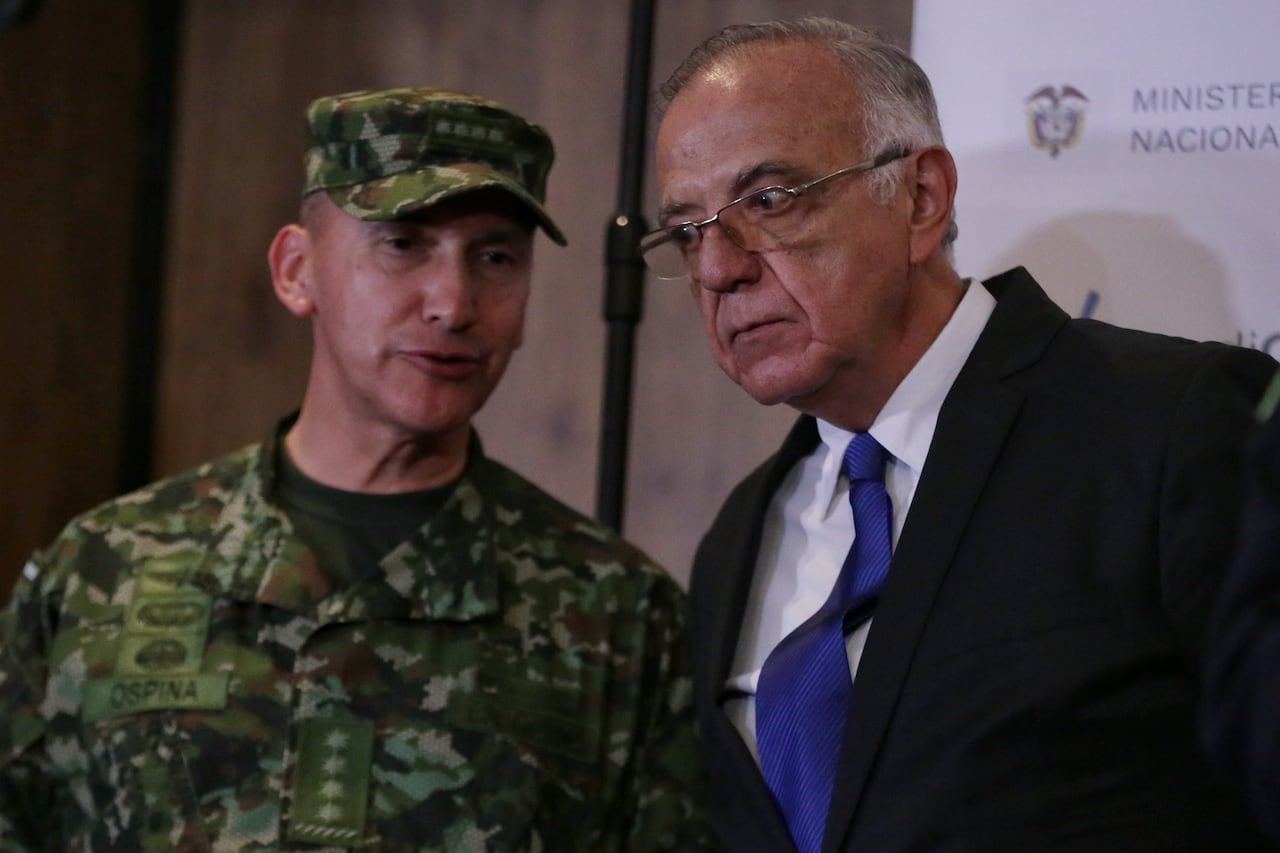 Mayor General Luis Mauricio Ospina Gutiérrez, Comandante del Ejército Nacional (Izquierda), Iván Velásquez, Ministro de Defensa (derecha).