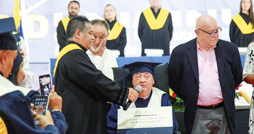 El profe Montoya sigue siendo un ejemplo de vida. En la graduación les pidió a sus compañeros que siguieran preparándose académicamente.   