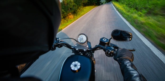 La resolución 20223040062115 de 2022, cuya entrada en vigencia fue aplazada, busca alinear los estándares de seguridad vial con normas técnicas internacionales.