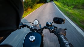 La resolución 20223040062115 de 2022, cuya entrada en vigencia fue aplazada, busca alinear los estándares de seguridad vial con normas técnicas internacionales.
