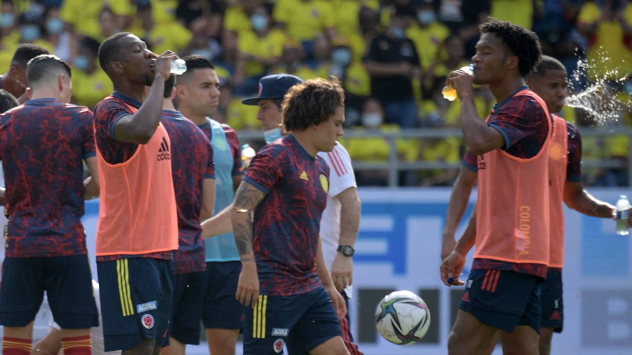 Players of Colombia are seen during the warm-up session before their South American qualification football match for the FIFA World Cup Qatar 2022 against Ecuador at the Roberto Melendez Metropolitan Stadium in Barranquilla, Colombia, on October 14, 2021. (Photo by Raul ARBOLEDA / AFP)