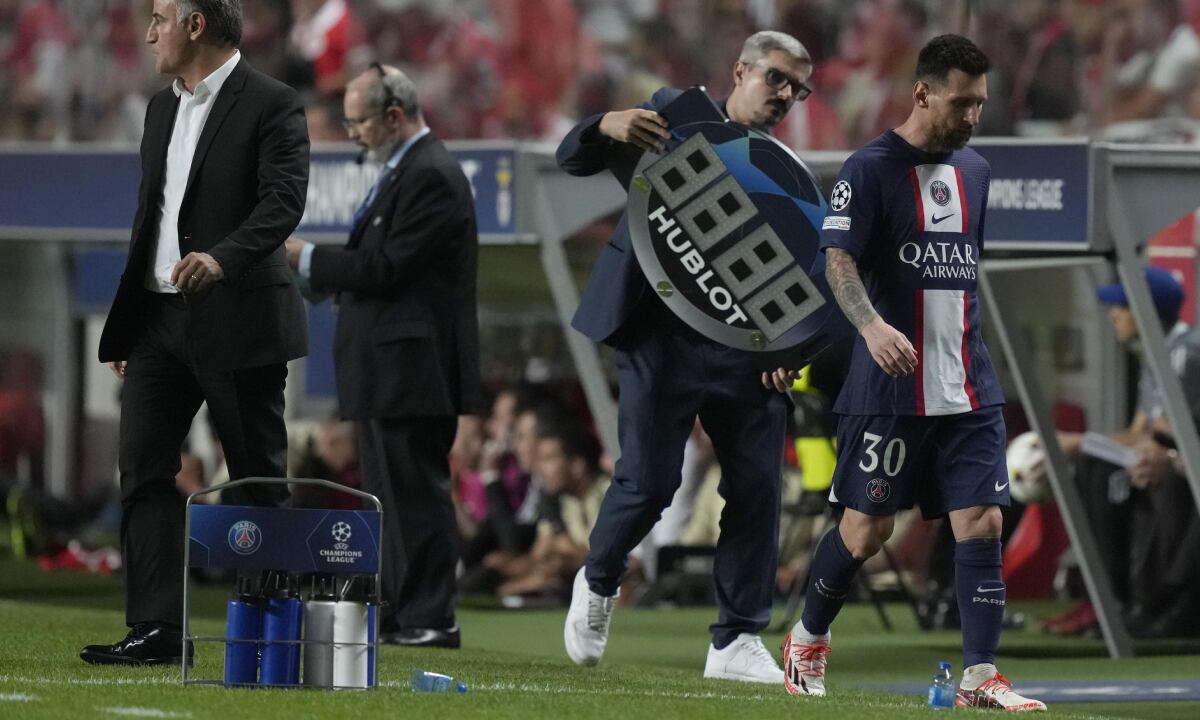 PSG's Lionel Messi, right , leaves the pitch during the Champions League group H soccer match between SL Benfica and Paris Saint-Germain at the Luz stadium in Lisbon, Wednesday, Oct. 5, 2022. (AP/Armando Franca)