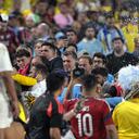 Los seguidores de Colombia (izq.) chocan con los seguidores de Uruguay (dcha.) al final del partido de fútbol semifinal del torneo Conmebol Copa América 2024 entre Uruguay y Colombia en el estadio Bank of America, en Charlotte, Carolina del Norte, el 10 de julio de 2024. (Foto por JUAN MABROMATA / AFP)