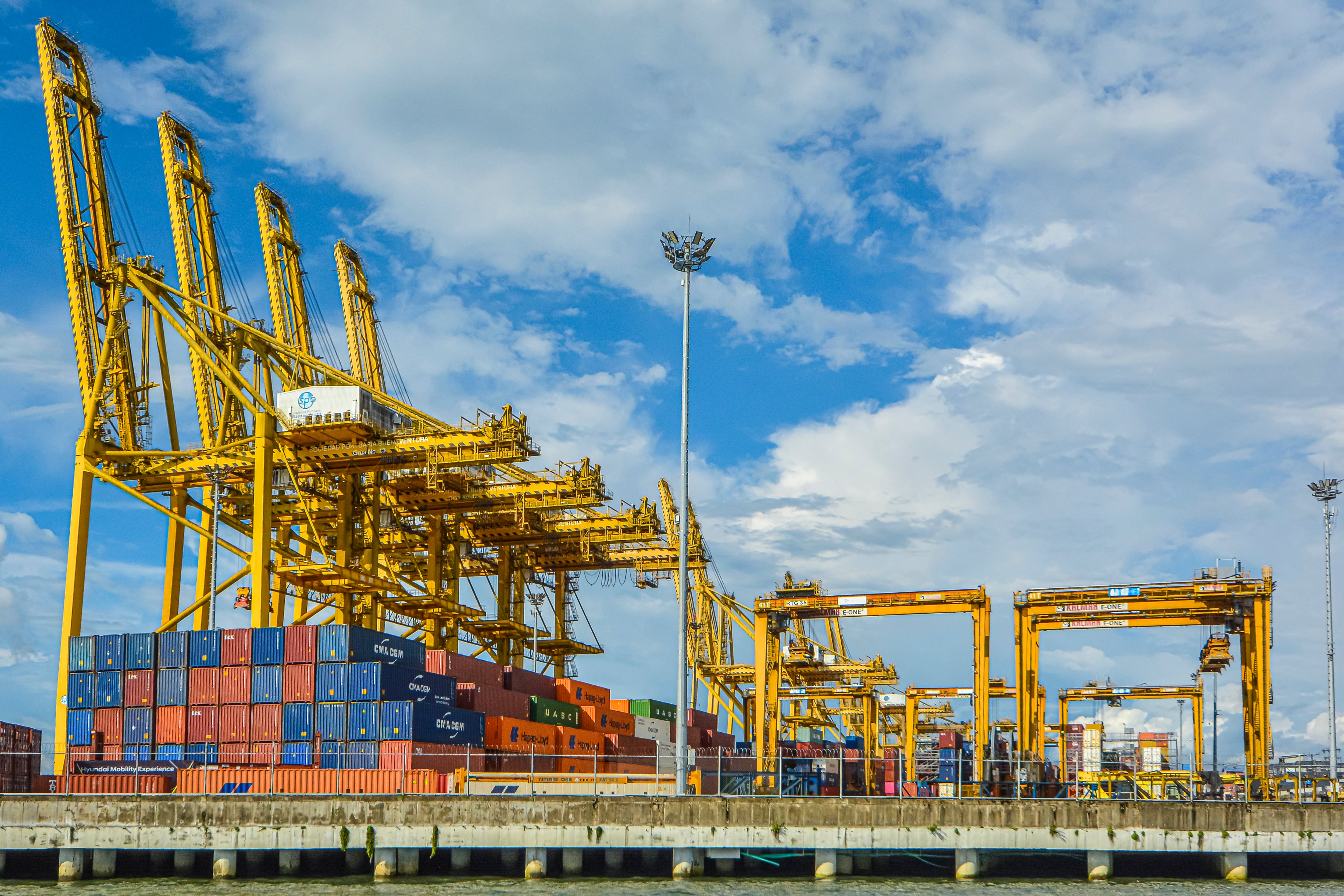 La actividad portuaria es clave para la economía del Valle. Por Buenaventura pasa el 34 % del comercio exterior del país.