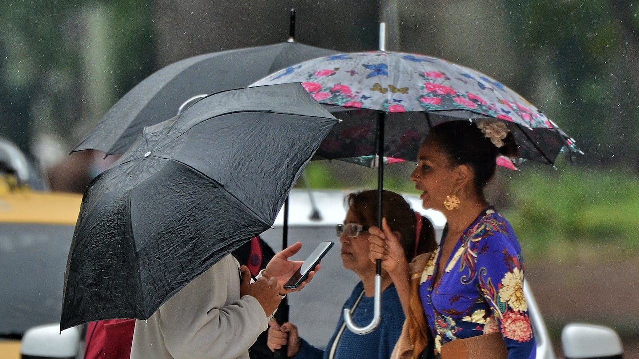 Según los pronósticos del tiempo, se espera un promedio de 15 a 22 días de lluvia en Cali, así que el uso del paraguas es fundamental. Foto Jorge Orozco / El País.