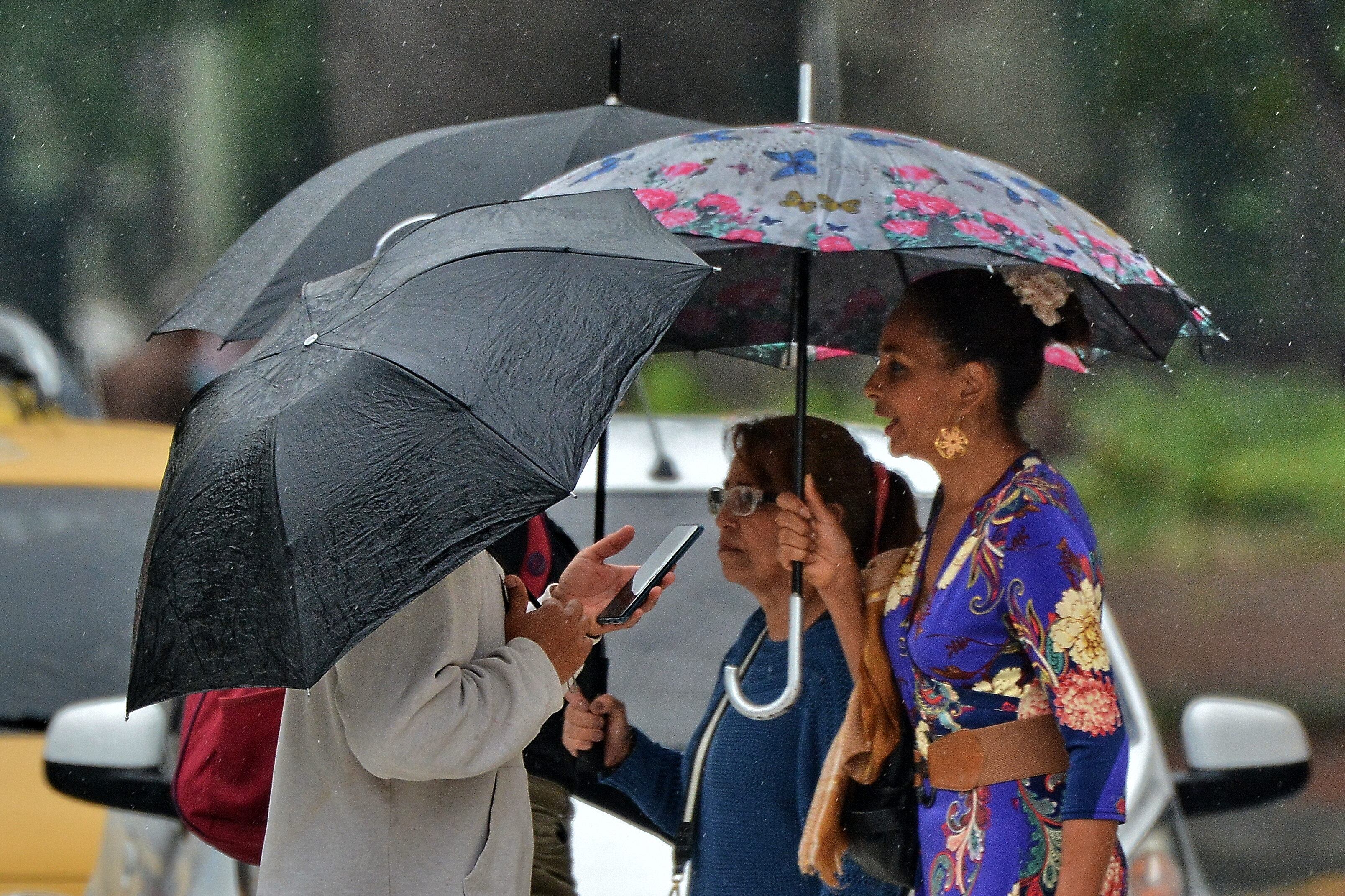 Según los pronósticos del tiempo, se espera un promedio de 15 a 22 días de lluvia en Cali, así que el uso del paraguas es fundamental. Foto Jorge Orozco / El País.