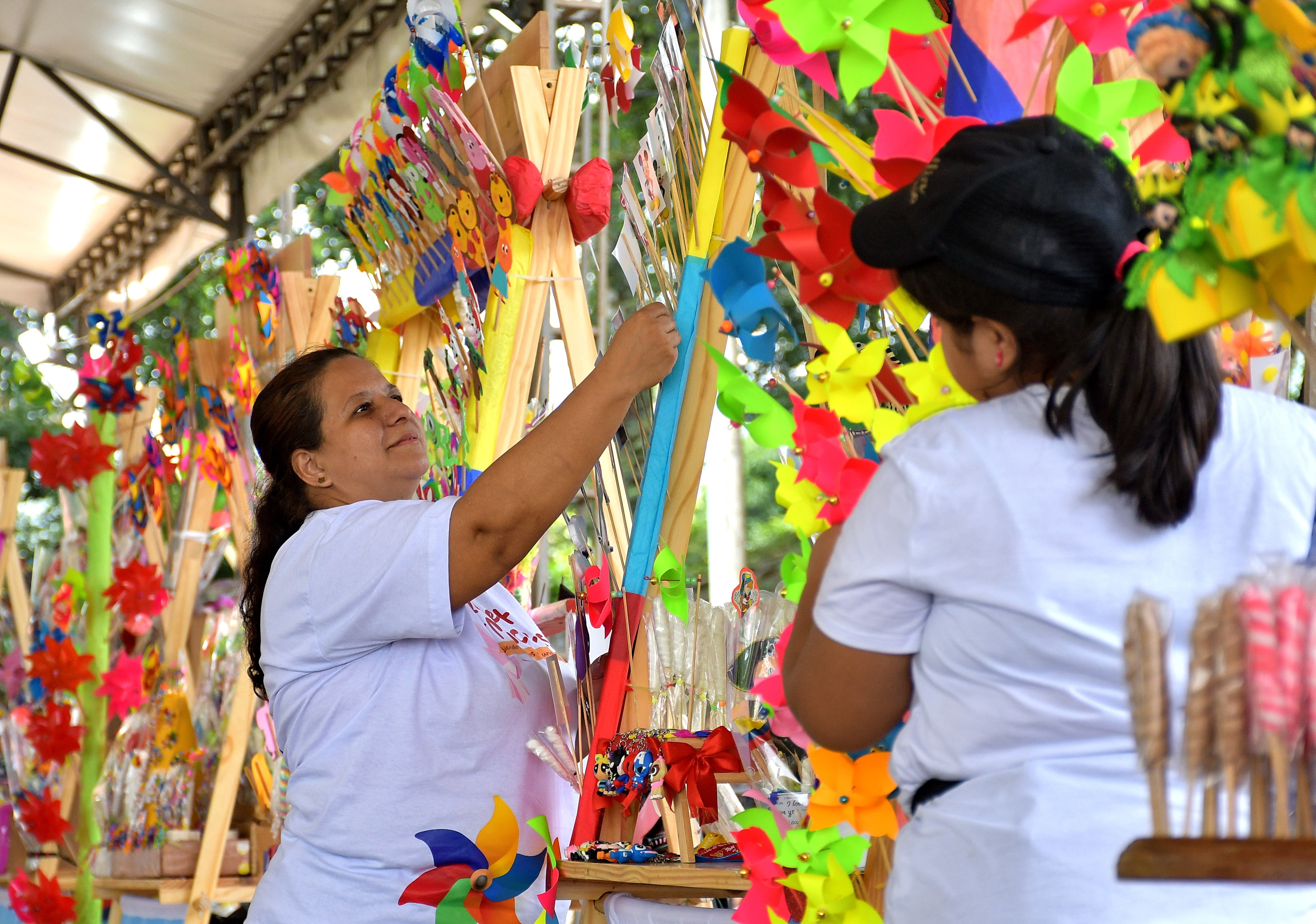 Festival de Macetas en Cali 2024.
La Colina de San Antonio, el Bulevar del Río, el Parque Panamericano, la Plaza de Caicedo, la Red de Bibliotecas Públicas de Cali, la Loma de la Cruz, el Hotel Inter y la Galería de La Alameda y 15 centros comerciales de la ciudad harán parte de los escenarios. Del 26 de junio al 1 de julio se realizará este festival de una tradición muy caleña. Fotos Raúl Palacios / El Pais .