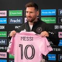 Lionel Messi muestra su camiseta del Inter de Miami.