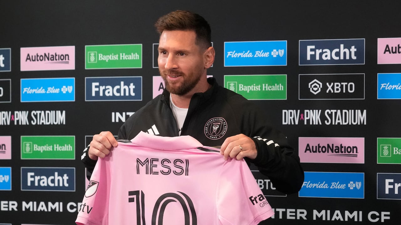 Lionel Messi muestra su camiseta del Inter de Miami.