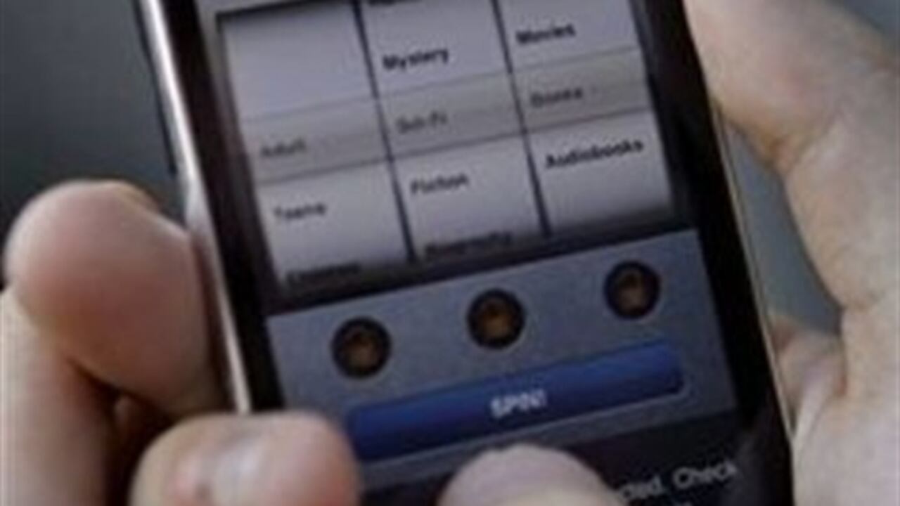 Durante años, los sistemas de bibliotecas públicas han facilitado acceso gratuito a internet y han prestado películas y fonogramas musicales. Tienen un buen acervo sincronizado con los avances tecnológicos antiguos, desde discos de vinil a cintas VHS.