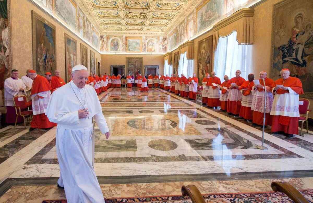 El Papa Francisco llega al Palacio Apostólico para una reunión con los cardenales para fijar una fecha para la misa de santificación, en el Vaticano, el jueves 20 de abril de 2017. Francisco confirmó el jueves que utilizará su próxima visita a los portugueses Santuario de Fátima para canonizar a dos niños pastores portugueses que dicen haber visto visiones de la Virgen María hace 100 años. (L'Osservatore Romano / Piscina Foto vía AP)  