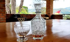 Los productores arhuacos han recogido casi unas 100 variedades de plantas y hecho estudios para saber cuáles combinan mejor con este ron de la Sierra Nevada de Santa Marta.