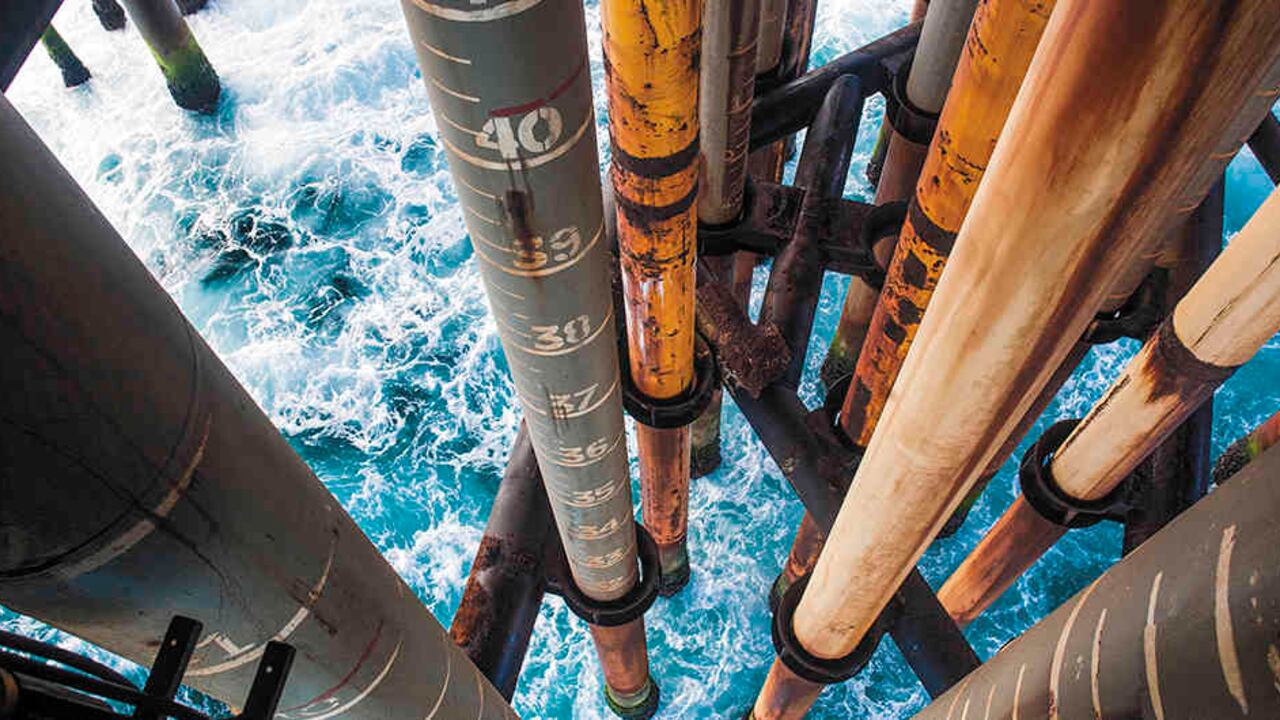 La exploración sísmica 4D también se aplica en los océanos. Se instalan unos cables en el fondo marino para obtener información.