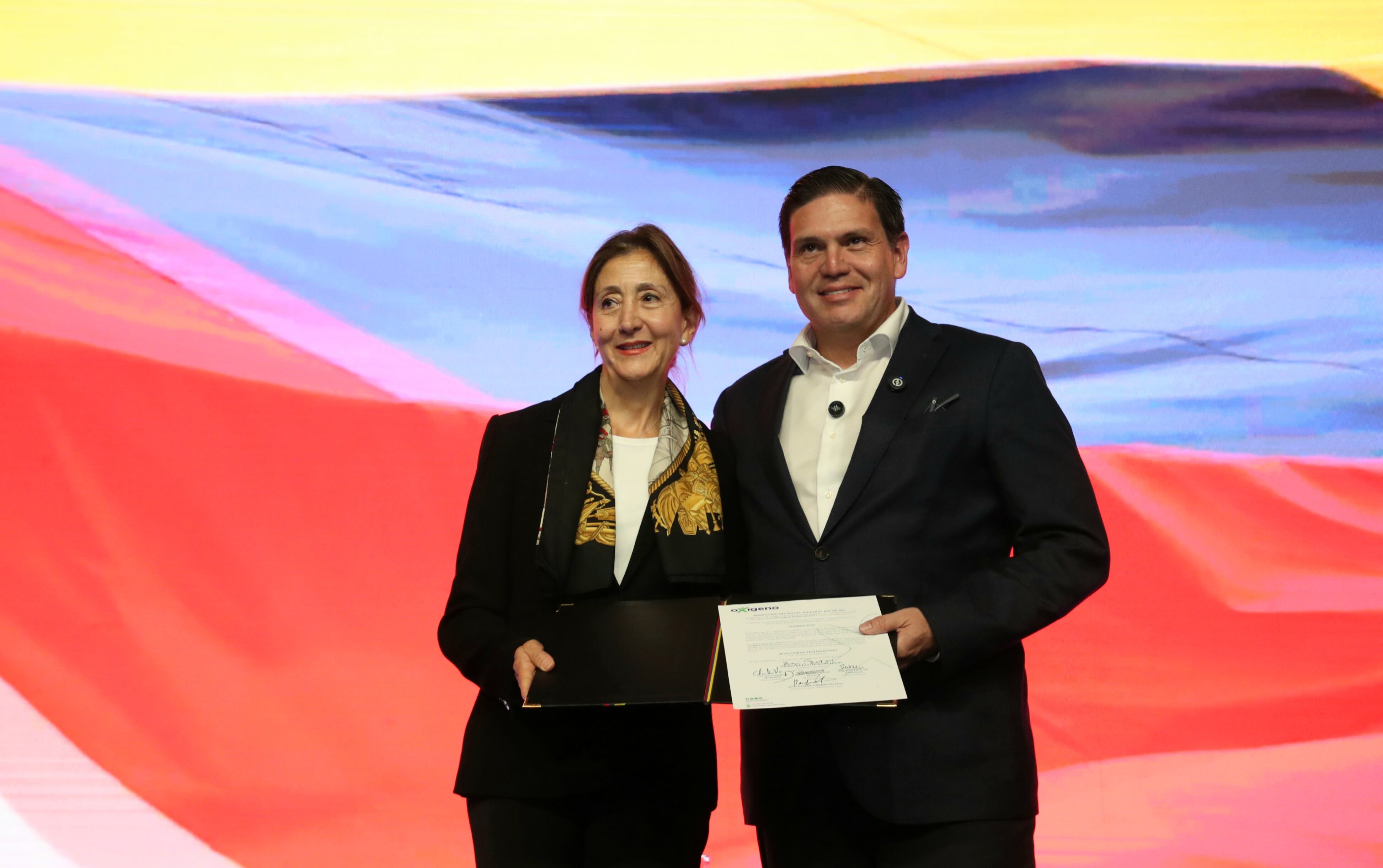 Juan Carlos Pinzón Bueno recibe el aval del Partido Oxígeno para su candidatura a la Presidencia de cara a las elecciones de 2026. Ingrid Betancourt.