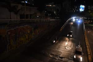 Cali: Informe de domingo Cali a oscuras, las principales vias del norte y centro de la ciudad se encuentra completamente a oscura, el alumbrado público no funciona. foto José L Guzmán El País,