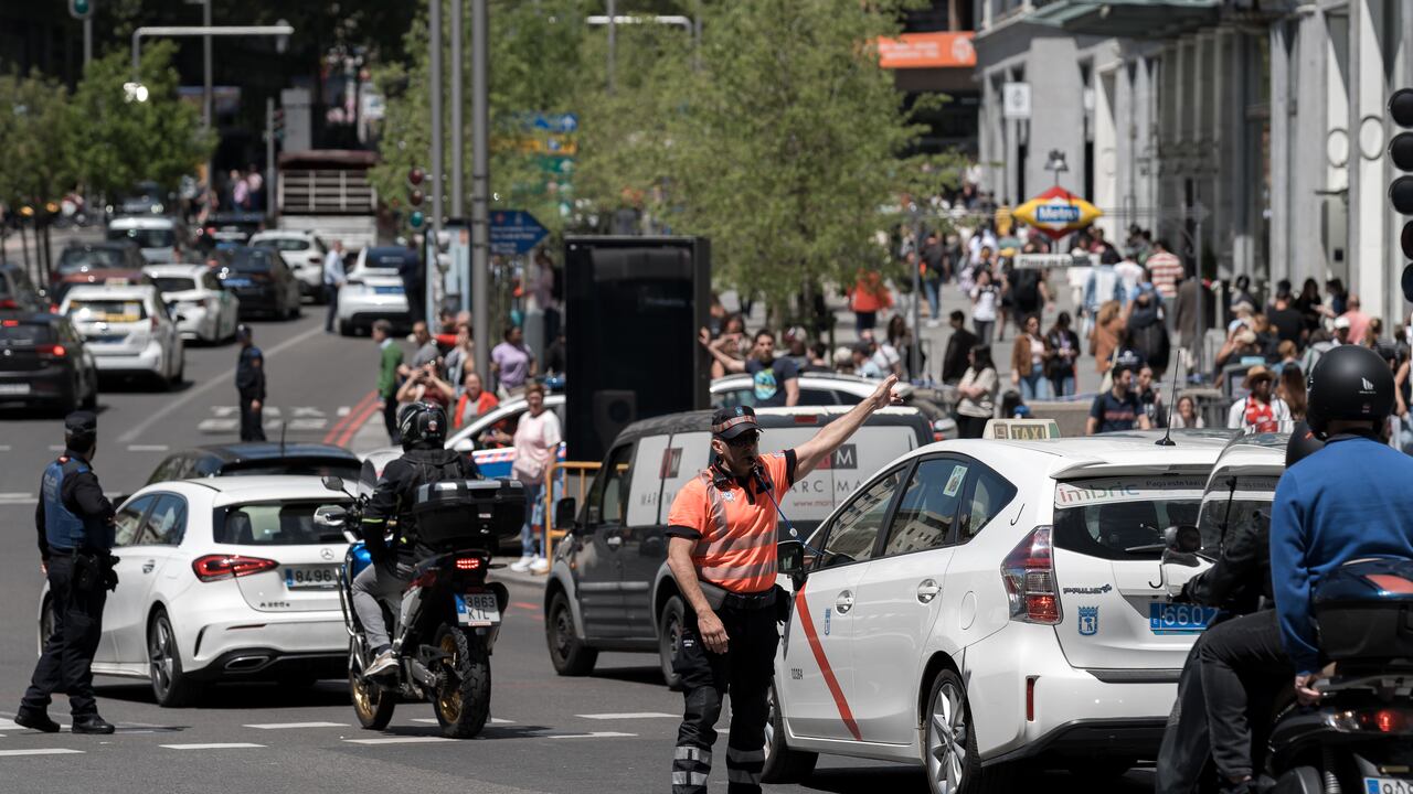 La policía toma medidas de seguridad ante un apagón generalizado que afecta a España y Portugal alrededor del mediodía del lunes, con causas aún desconocidas, en Madrid, España, el 28 de abril de 2025.