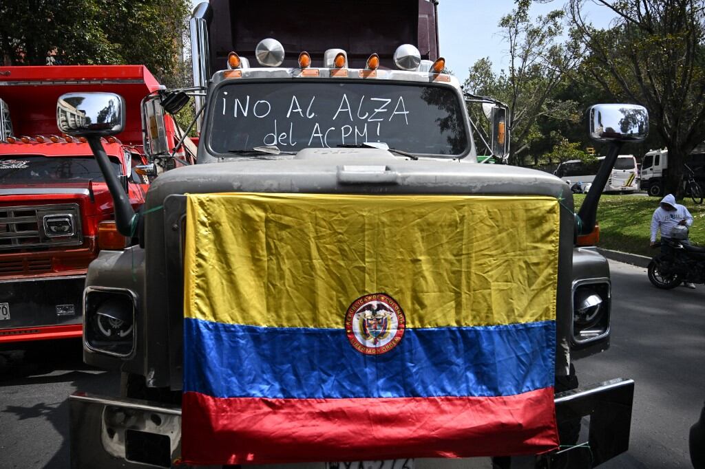 Camioneros bloquean una calle durante una protesta en Bogotá el 3 de septiembre de 2024. Bogotá amaneció el martes por la mañana en un caos de tráfico debido a los bloqueos de camioneros que protestaban en la capital y otras ciudades colombianas contra el aumento de los precios del diésel decretado por el gobierno. (Foto de Raúl ARBOLEDA / AFP)