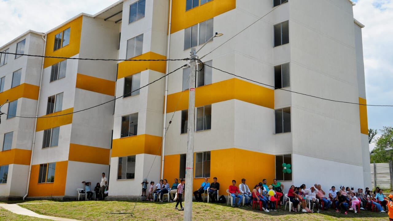 Minvivienda entregó 90 viviendas a campesinos afectados por conflicto armado.