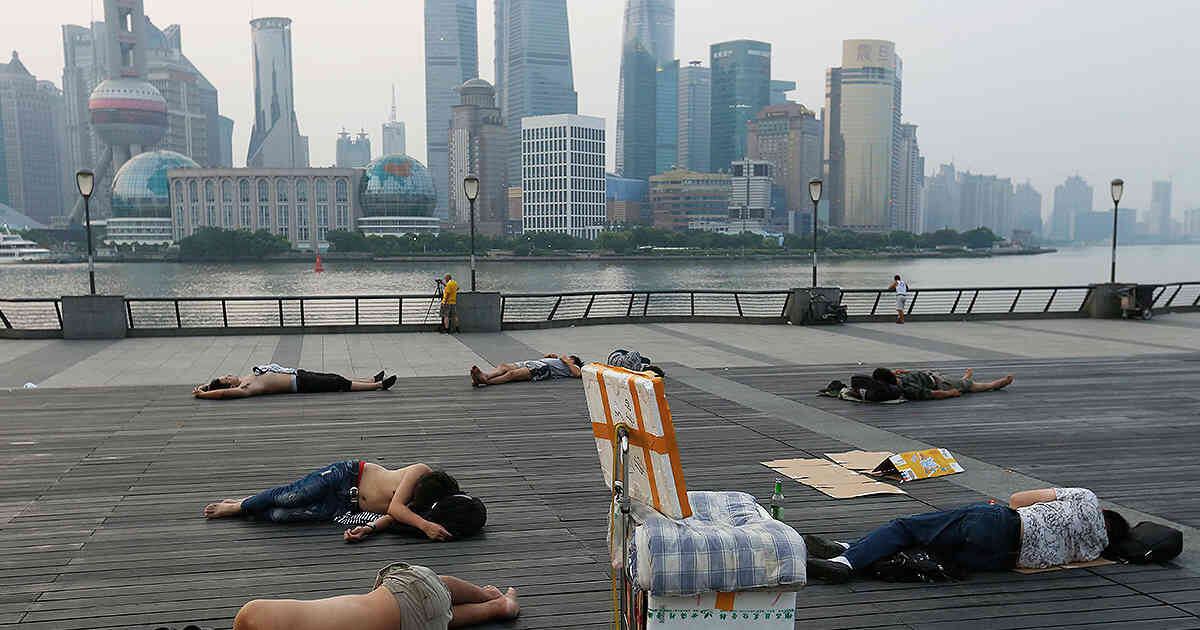 Cientos de personas buscan refrescarse cerca a las aguas que rodean a la ciudad. (Foto: AFP)