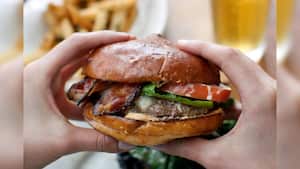 La hamburguesas también se puede consumir por su contenido de energía, proteínas, grasas, sodio, hierro y fósforo. Foto Gettyimages.