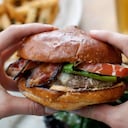 La hamburguesas también se puede consumir por su contenido de energía, proteínas, grasas, sodio, hierro y fósforo. Foto Gettyimages.