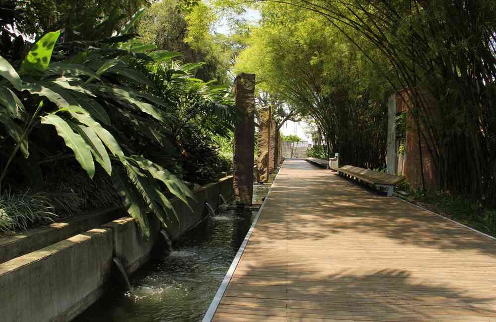 Los arquitectos Lorenzo Castro y Juan Camilo Santamaría rehabilitaron la antigua planta de tratamiento de la ciudad y desarrollaron el Parque del Agua en Bucaramanga en 2004. Foto: Carlos Pineda 