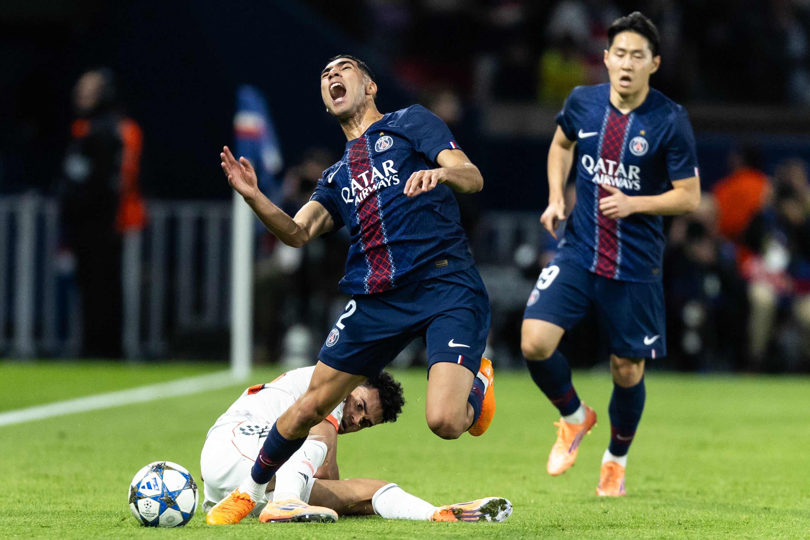 Instante en el que Luis Díaz trata de sacarle el balón a Hakimi y, por una jugada  donde no se detalla mala intención, termina lesionándolo.