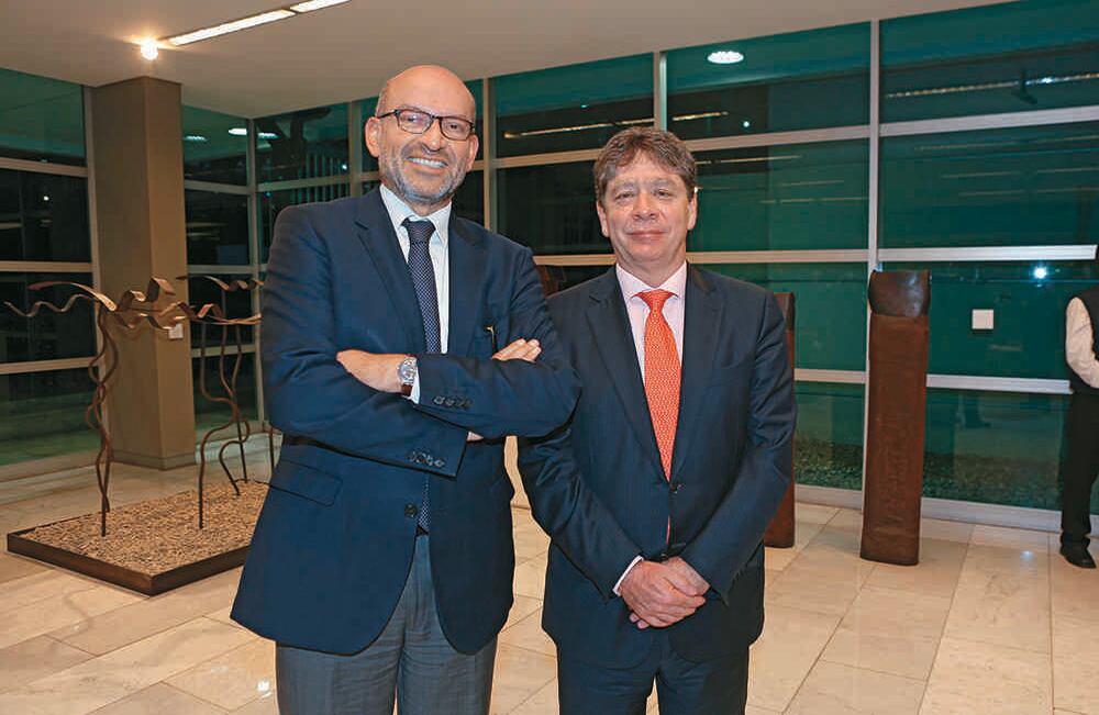 Mauricio Rodríguez y Bruce Mac Master.
