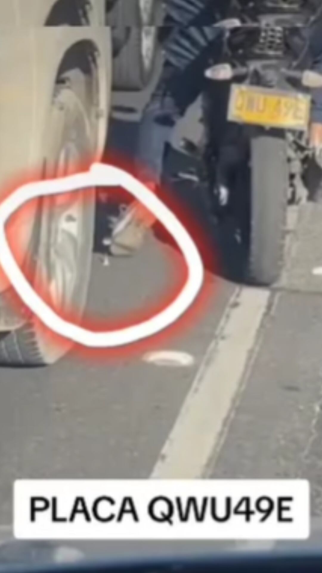 Momento en el que un hombre deja lo que sería un clavo para pinchar la llanta del vehículo.