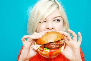 Los fritos y la comida denominada "chatarra" genera gases en el intestino.