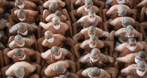 A principios de año, Bukele anunció mano dura con las maras, después de una oleada de asesinatos. El Gobierno publicó fotos de los presos esposados y sentados uno detrás de otro, lo que preocupó por la falta de medidas sanitarias.