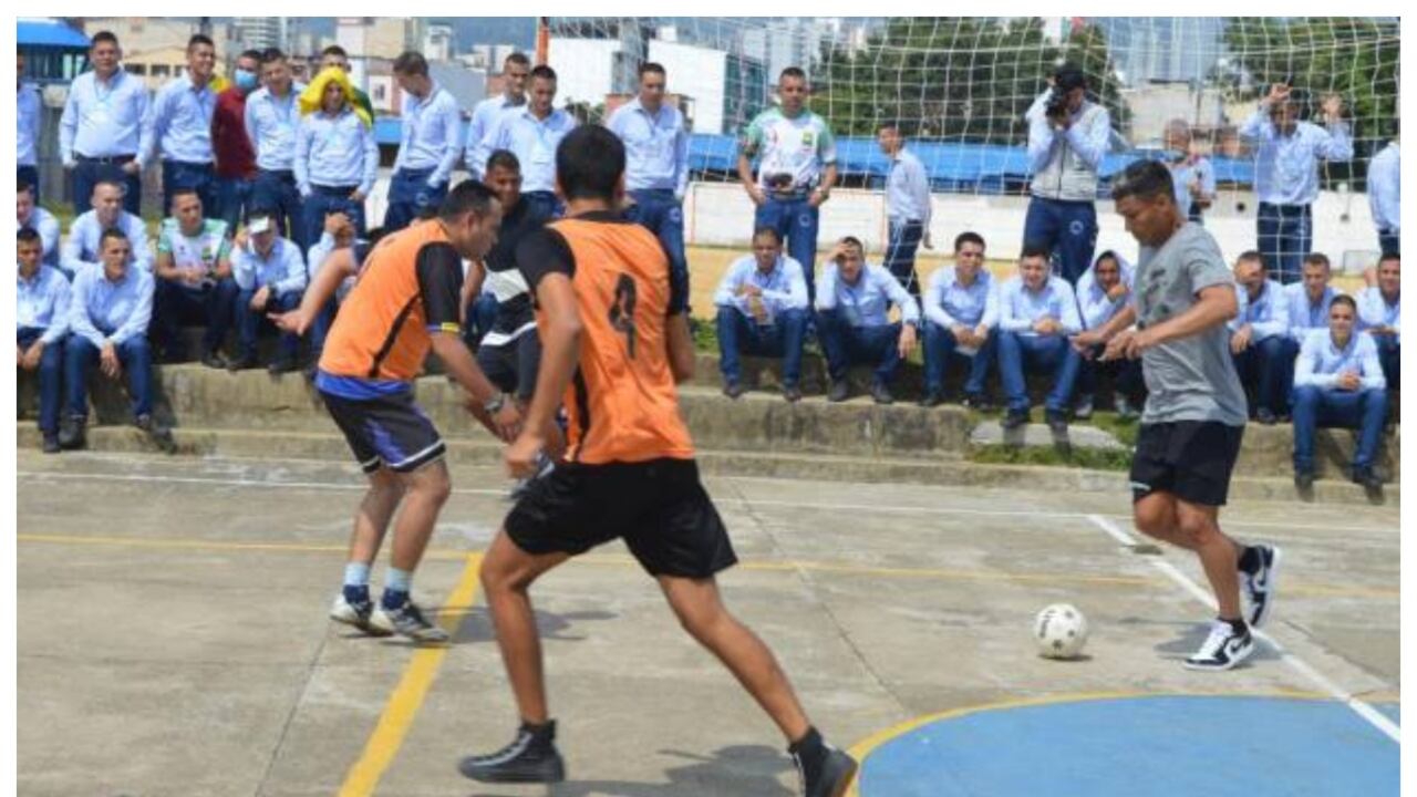 Teófilo Gutiérrez estuvo en la cárcel modelo de Bucaramanga jugando fútbol y compartiendo con las personas privadas de la libertad.