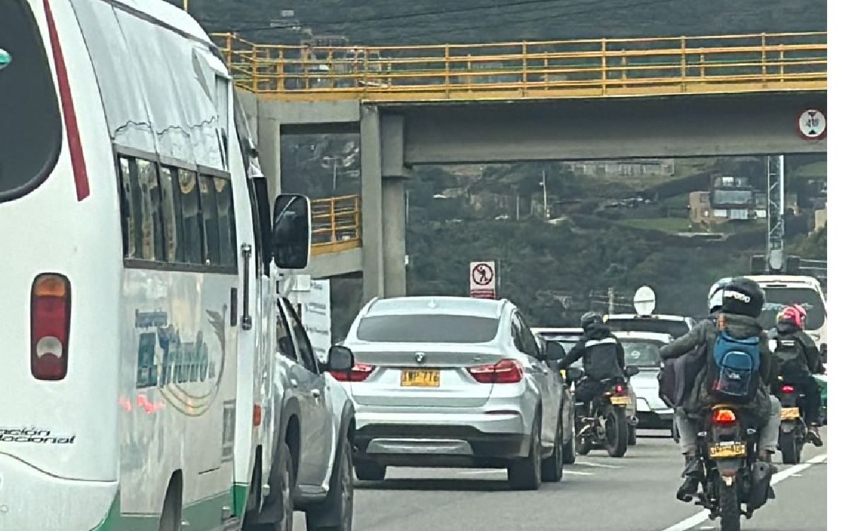 Reportan trancones en la vía al municipio de La Calera.