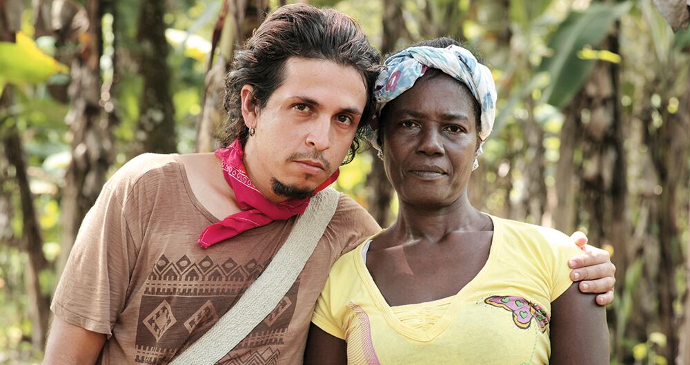 Entre Luckas Perro, Oneida Orejuela y la comunidad de Pogue hubo comunión y respeto. Saulo, el marido de Oneida, un líder querido en todo el pueblo, murió, pero aquí es inmortalizado. 