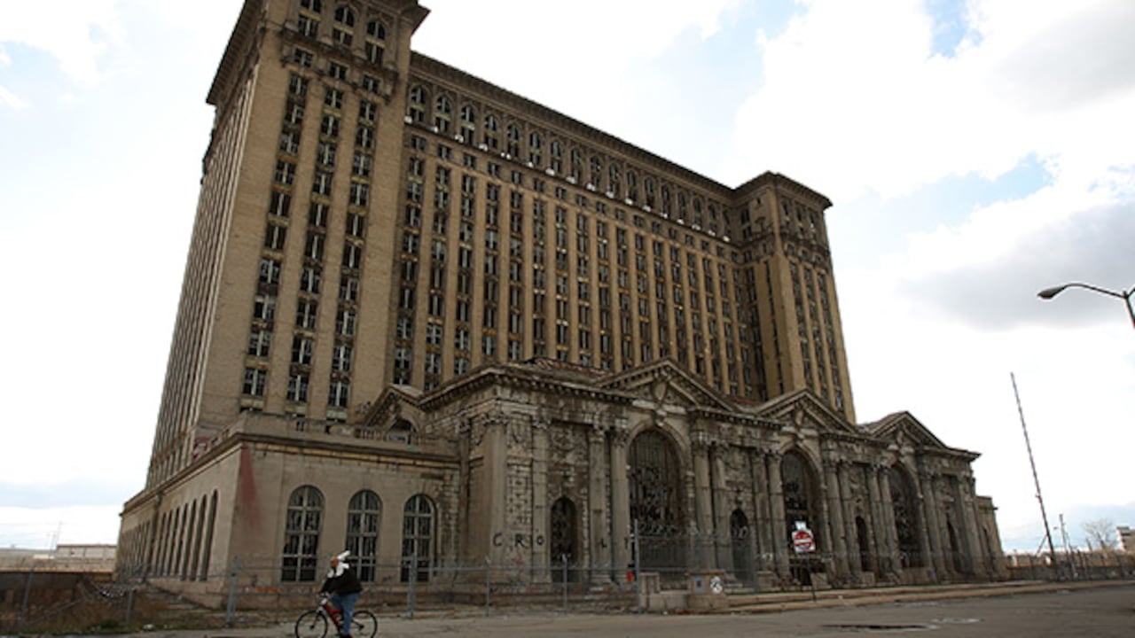 Uno de los edificios más emblemáticos de Detroit es la Estación Central que se encuentra en ruinas, al igual que la mayoría de las joyas arquitectónicas de la ciudad.