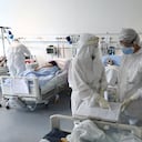 Personal de la salud atiende pacientes covid-19. (AP Photo)