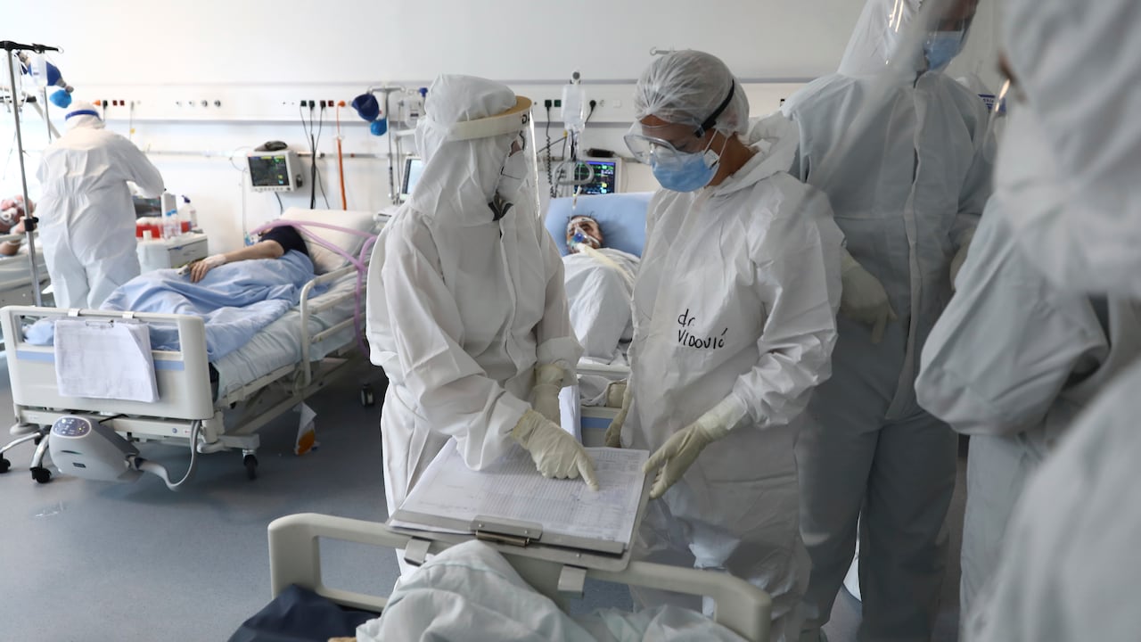 Personal de la salud atendiendo pacientes con coronavirus (AP Photo)