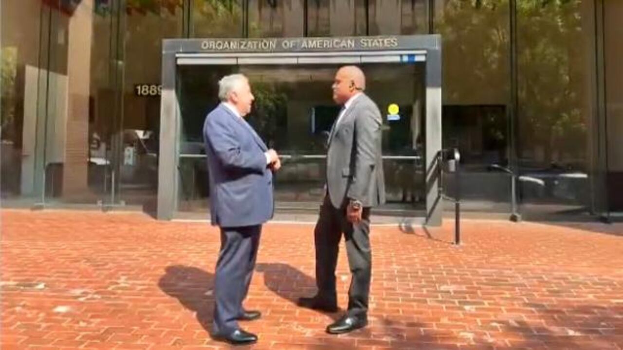 A la izquierda el abogado Julio Cesar Ortiz y a la derecha el gobernador de San Andrés, Everth Hawkins Sjogreen, a las afueras de las instalaciones de la comisión.