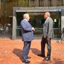 A la izquierda el abogado Julio Cesar Ortiz y a la derecha el gobernador de San Andrés, Everth Hawkins Sjogreen, a las afueras de las instalaciones de la comisión.