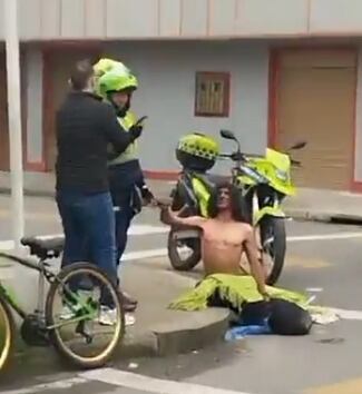 Según testigos, el sujeto fue golpeado, insultado y despojado de toda su ropa, quedando completamente desnudo.