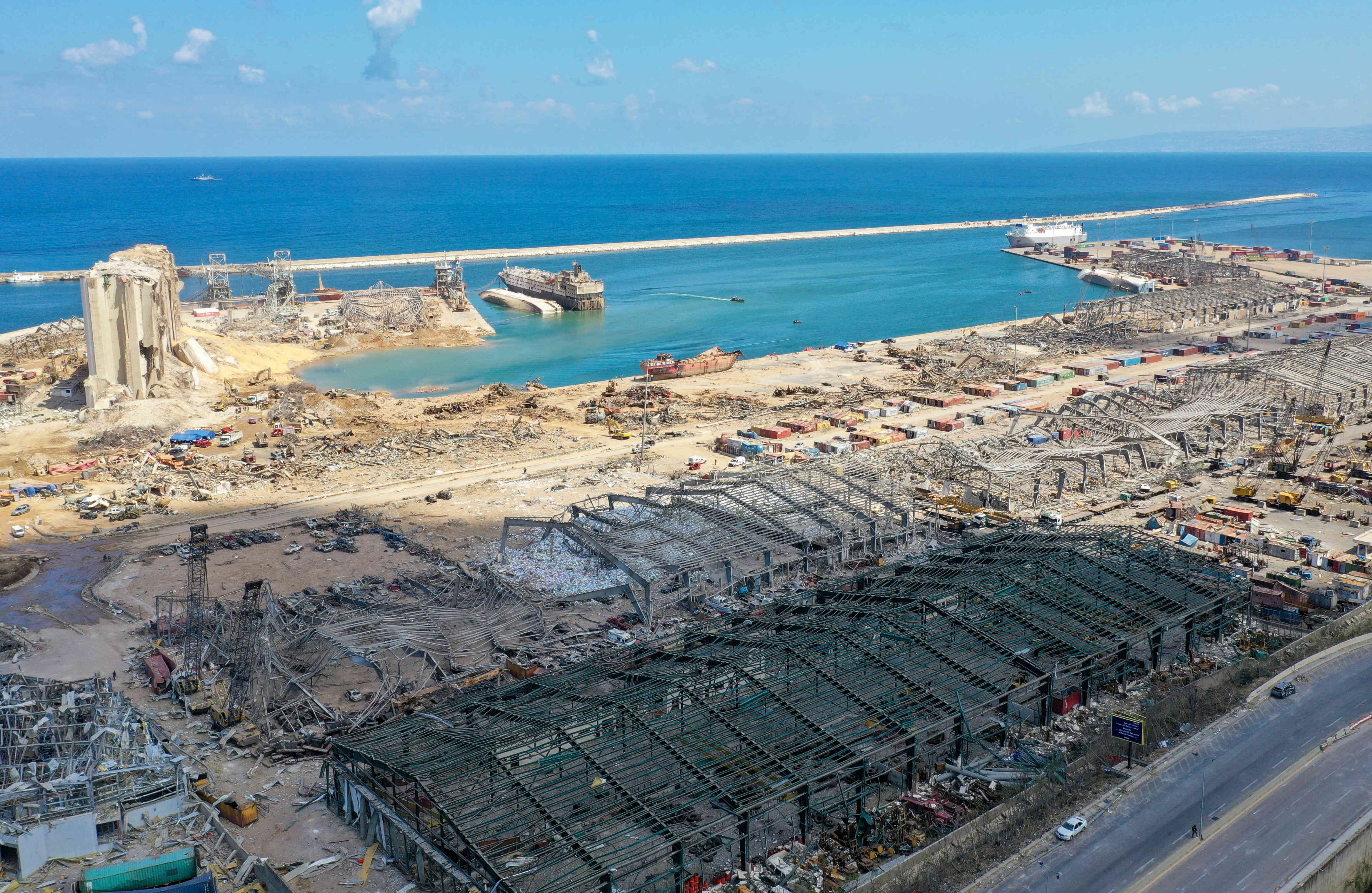 Dos días después de las tensas manifestaciones del sábado, la ministra de Justicia, Marie-Claude Najm, anunció este lunes su dimisión, lo que eleva a tres las renuncias de integrantes del ejecutivo después del siniestro. - Foto: AFP
