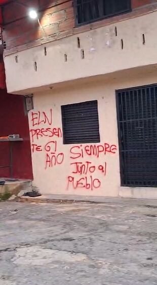 Este grafiti alusivo al ELN fue pintado en la madrugada de este 4 de julio en el barrio La Estación, en Yarumal, Antioquia.