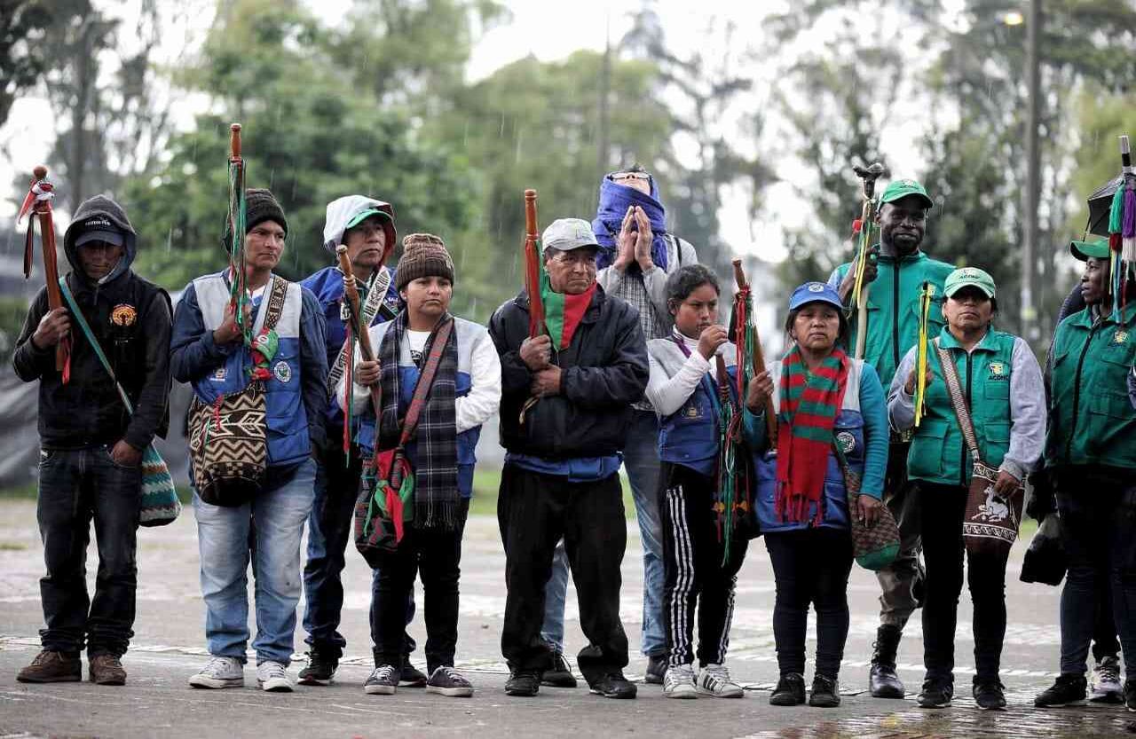 La lluvia que irrumpió en varios momentos fue recibida como símbolo de limpieza y pureza, por lo que varios participantes del ritual agradecieron al cielo. Foto: Esteban Vega /Semana. 
