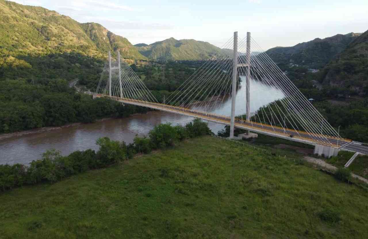 El corredor tiene cinco tramos, que incluyeron la construcción de 49 puentes vehiculares, cinco peatonales y cruces hidráulicos. Dos de los puentes atraviesan el río Magdalena en los municipios de Flandes y Puerto Salgar.