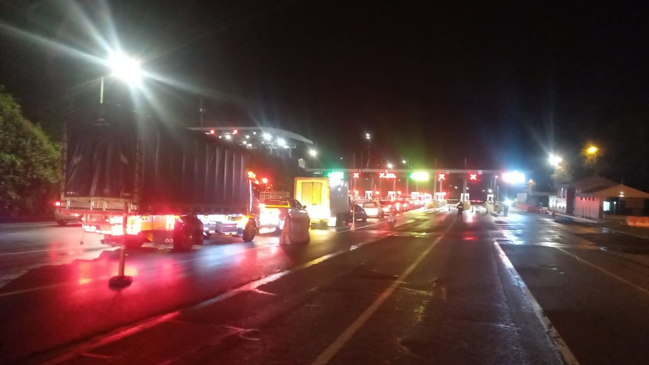 La vía al llano permaneció cerca de cuatro horas cerrada debido a un nuevo atentado.