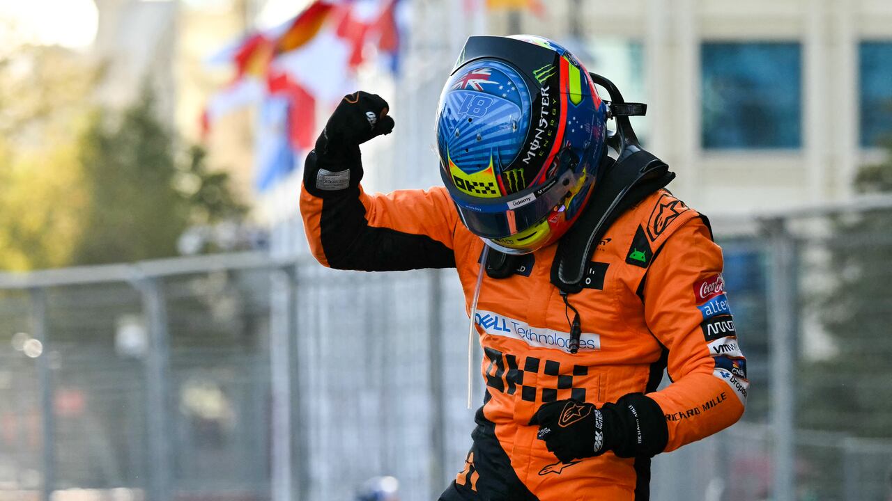 Tras la finalización del Gran Premio de Bakú, los oficiales de pista de la FIA llamaron a investigación al equipo McLaren, cuyo piloto Óscar Piastri ganó ese Gran Premio el 15 de septeimbre de 2024. (Photo by Andrej ISAKOVIC / AFP)