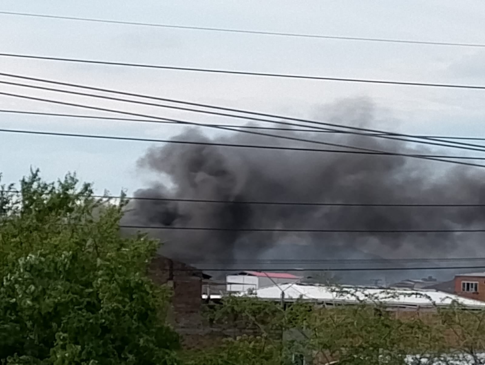 Una vivienda ubicada en la Calle 33A con Transversal 30 sufrió un incendio estructural que obligó a la movilización de tres unidades del cuerpo de bomberos y personal de salud.