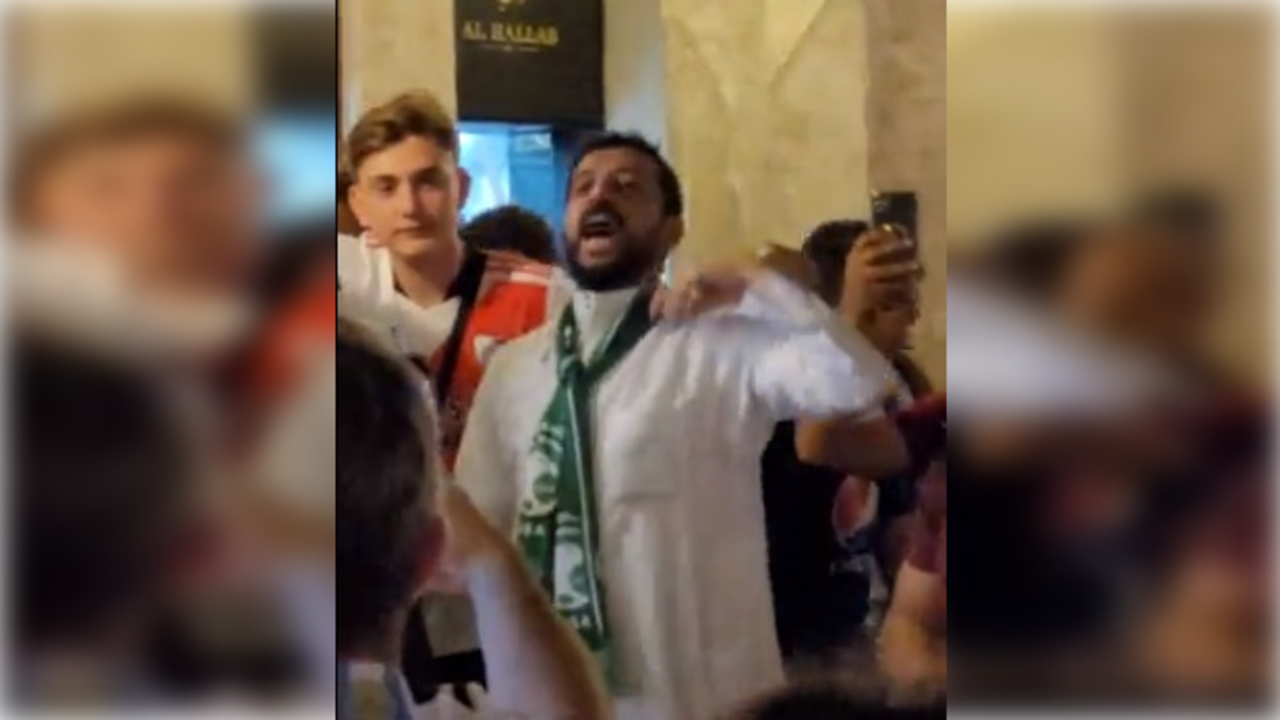 Hincha árabe alienta a Boca Juniors durante celebración de hinchas argentinos en el Mundial de Qatar