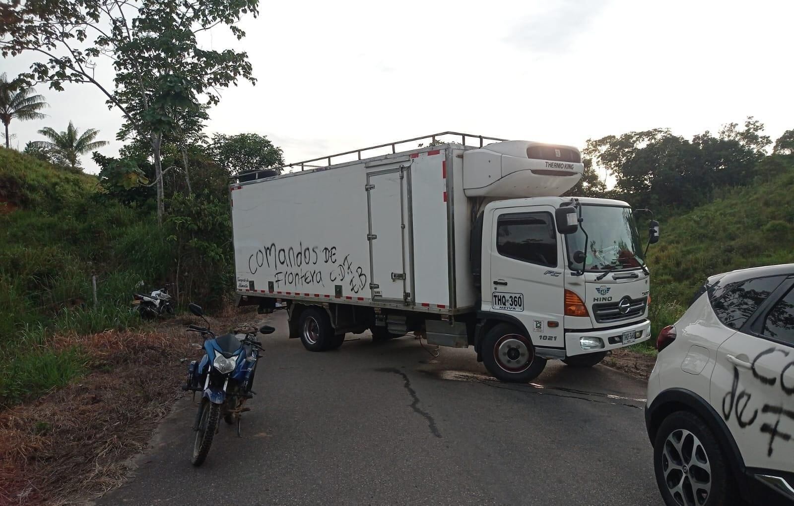Disidencias instalaron retén ilegal, detuvieron carros y les hicieron grafitis alusivos a los Comandos de Fronteras.